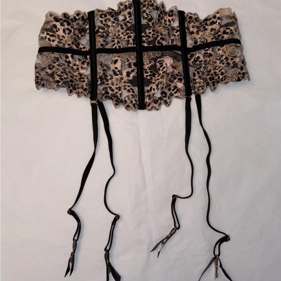 Victoria’s Secret Floral appliqué Embroidered Leopard Waist Cincher garter belt - Picture 6 of 7